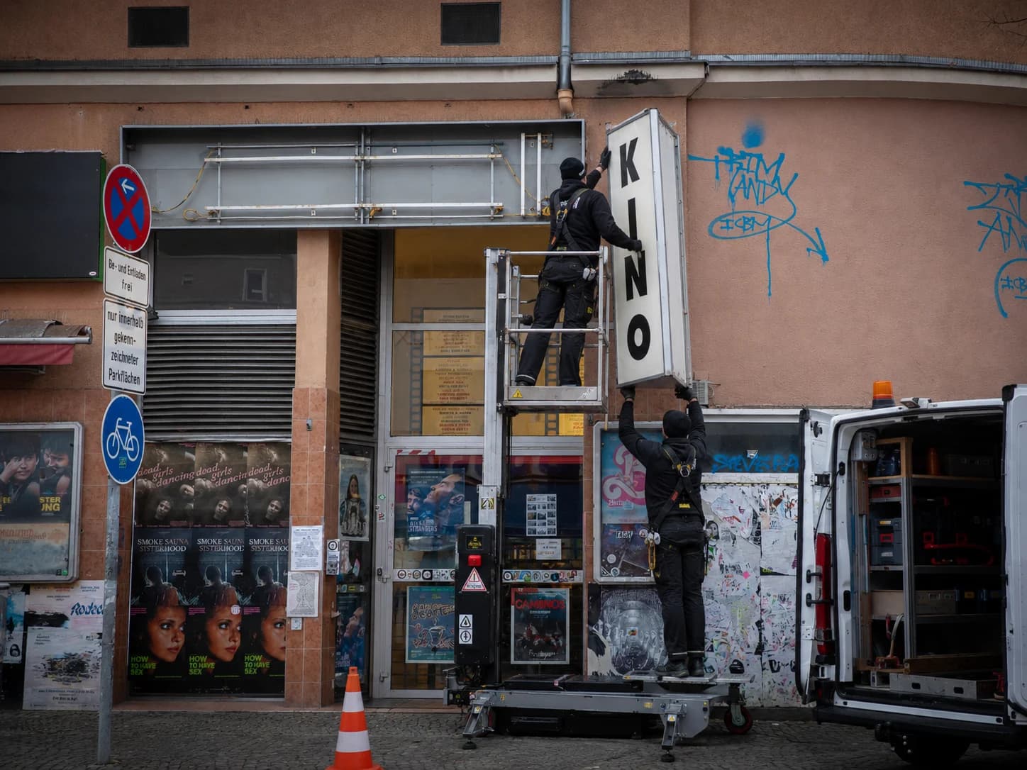 Alte Werbeanlage wird sicher demontiert