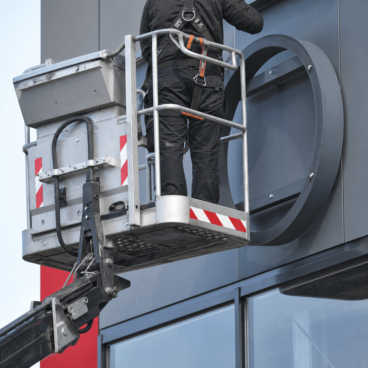 Prüfung von Zugang und Montagepunkt an einer Fassade