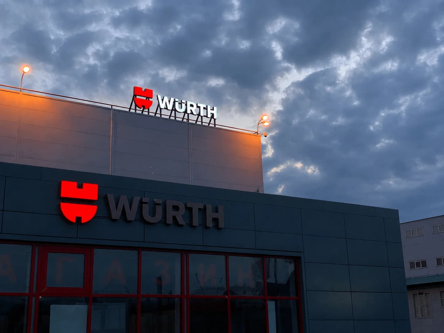 Vor der Reparatur: Shop-Fassade mit LED-Buchstaben, deren Hauptbeschriftung nicht leuchtet