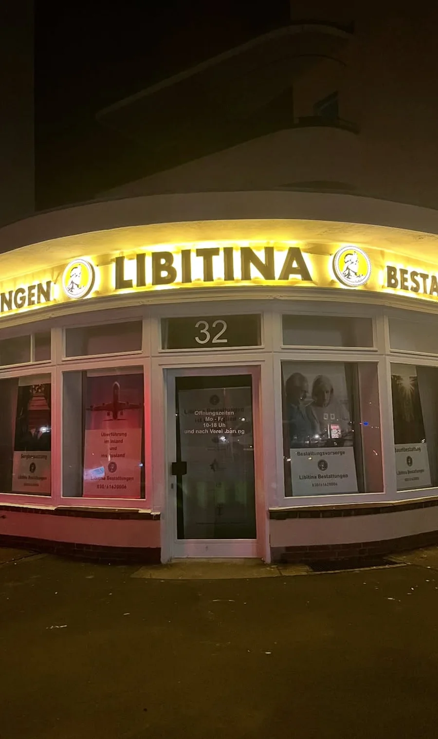 Beleuchtete Fassadenwerbung eines Geschäftsstandorts bei Nacht