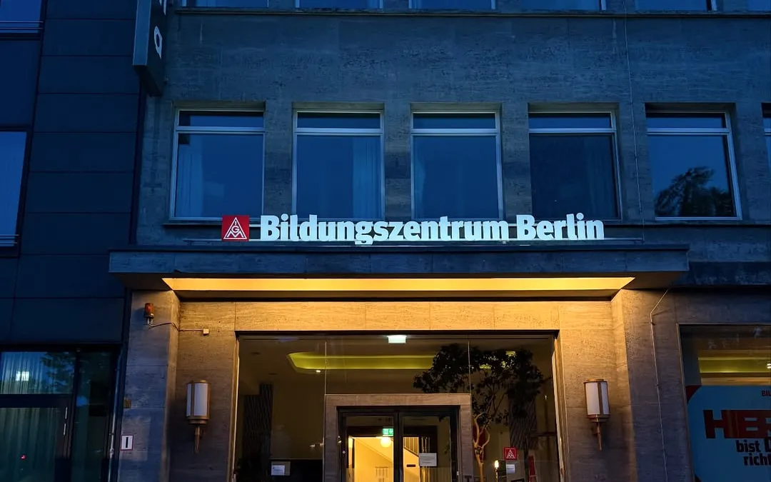LED-Leuchtbuchstaben an der Fassade eines Bildungszentrums in Berlin
