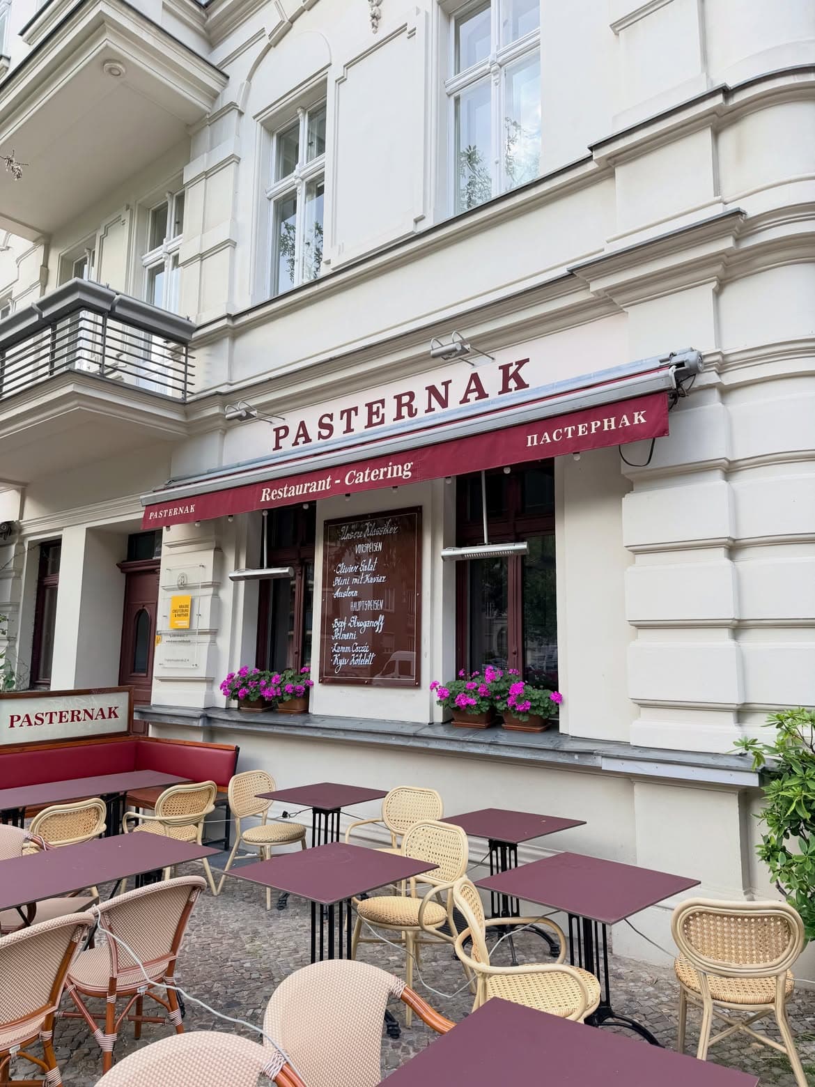 Fertig lackierte Fassadenbeschriftung von Restaurant Pasternak